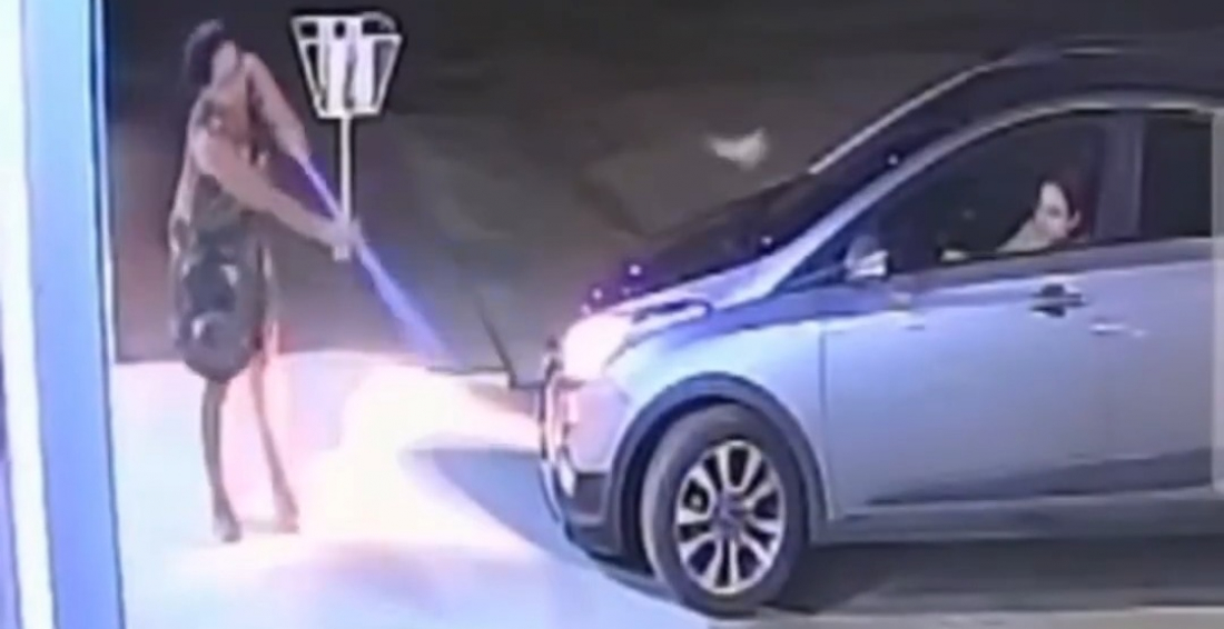 (Vídeo) Mãe ou inimiga? Tentativa de espantar sapo acaba com o animal voando para dentro do carro da filha