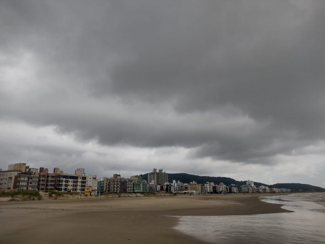 Calor e instabilidade trazem chuva intensa com ventos e granizo a SC nesta quarta; veja regiões
