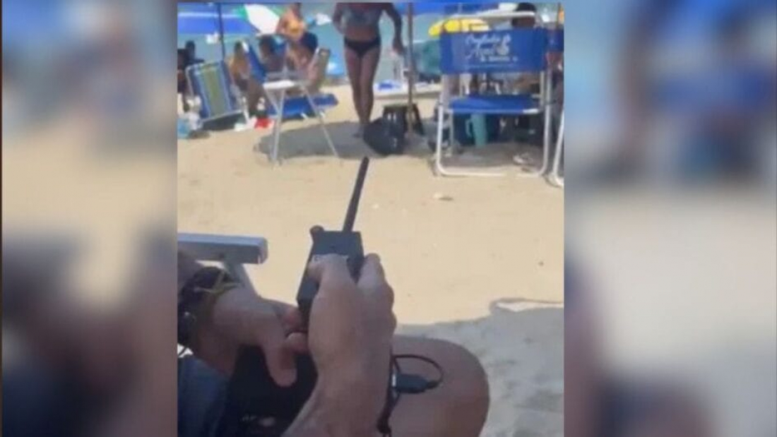 (VÍDEO) Turista argentino viraliza ao usar aparelho que desliga caixas de som em praias brasileiras