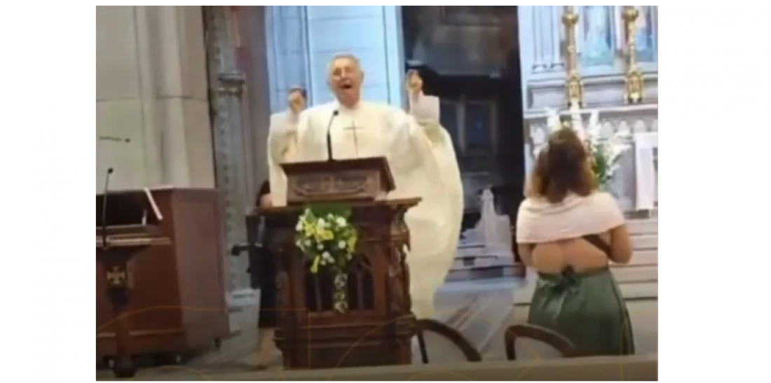 (Vídeo) Padre italiano viraliza ao celebrar casamento ao som de 'Mamma Mia'
