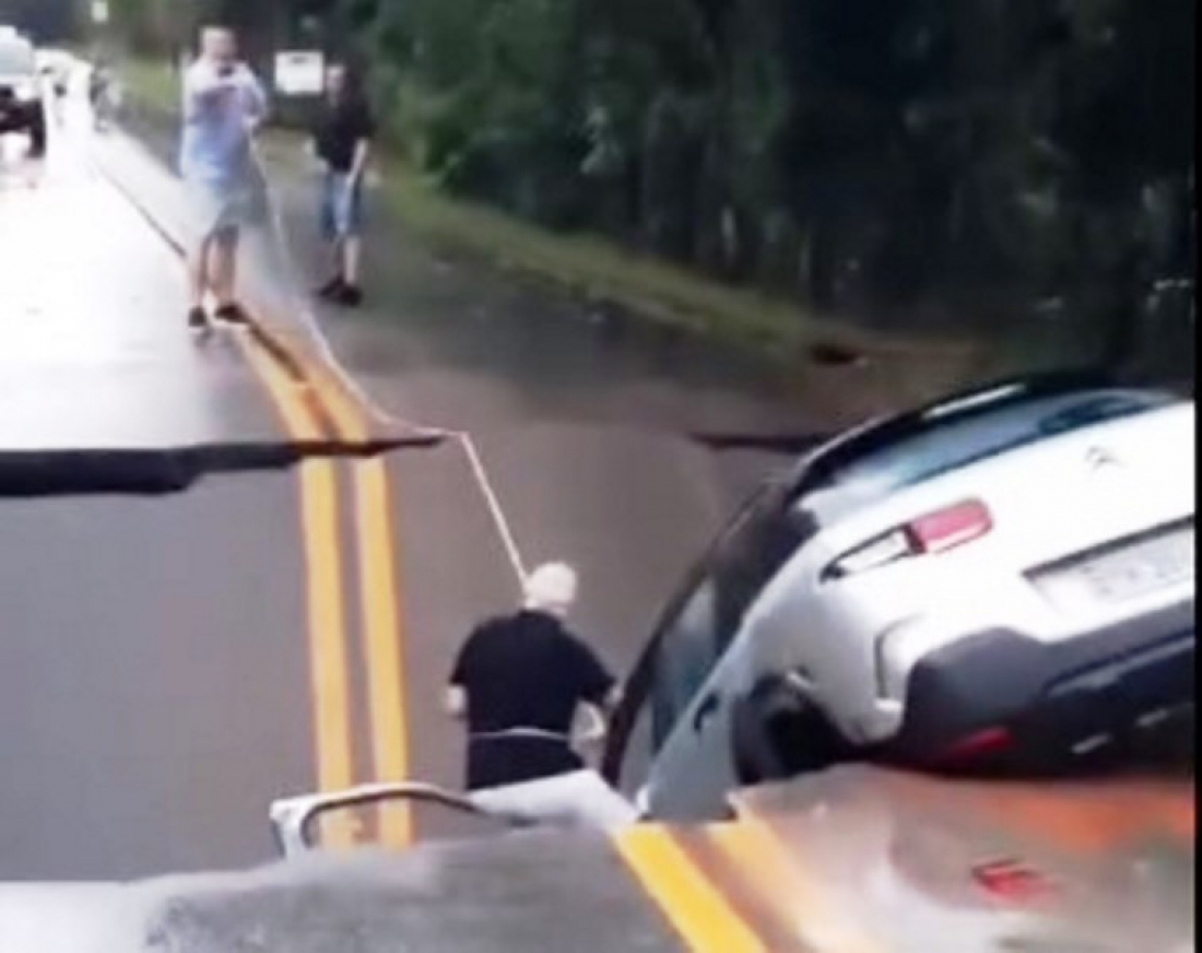 (VÍDEO) Consequência das chuvas: Veículo cai em cratera e ônibus tomba com 15 passageiros em Florianópolis