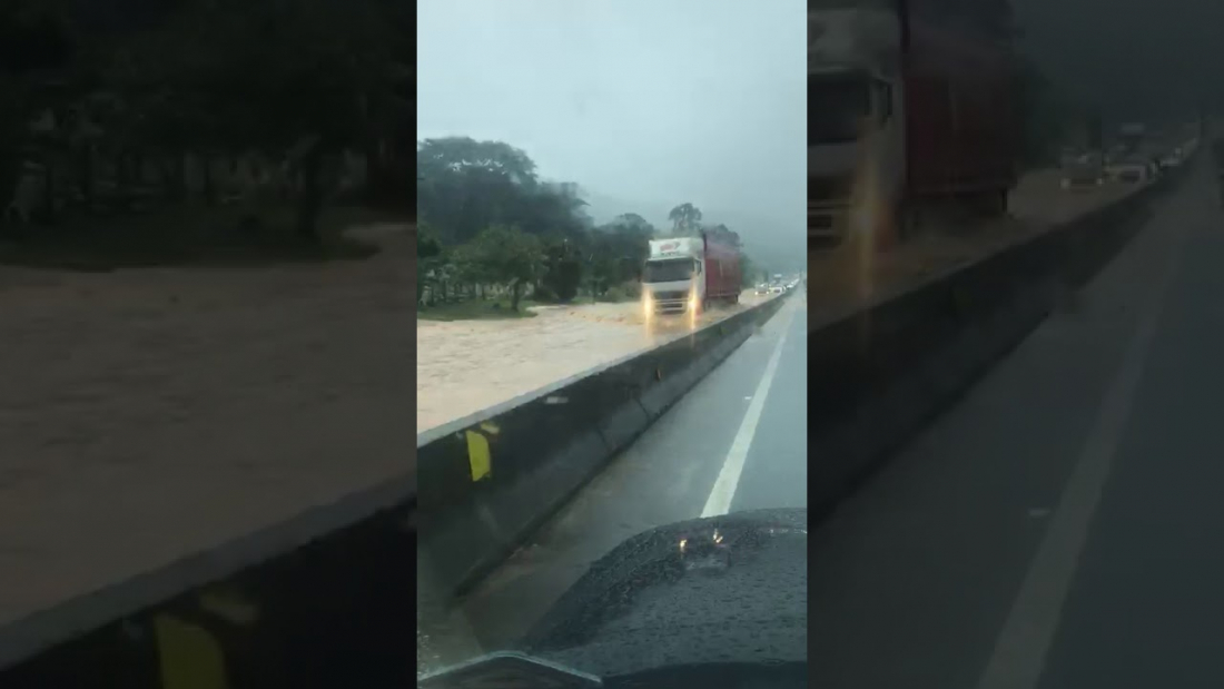 Trecho da BR-101 em Biguaçu é interditado devido a alagamentos