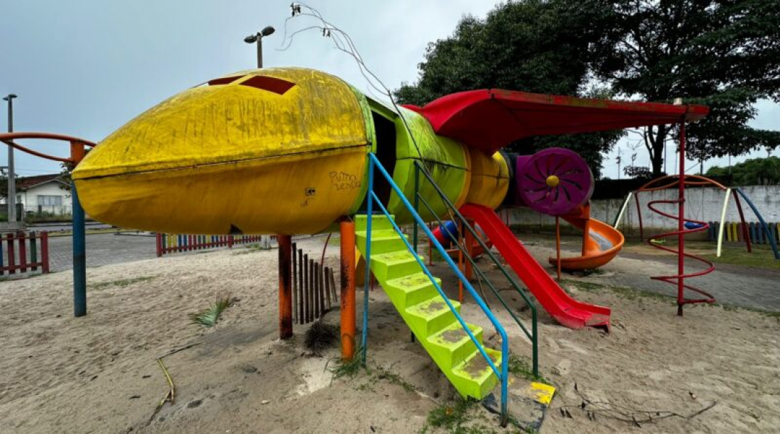 Playground da Praça do Avião em Tubarão é interditado pela Defesa Civil