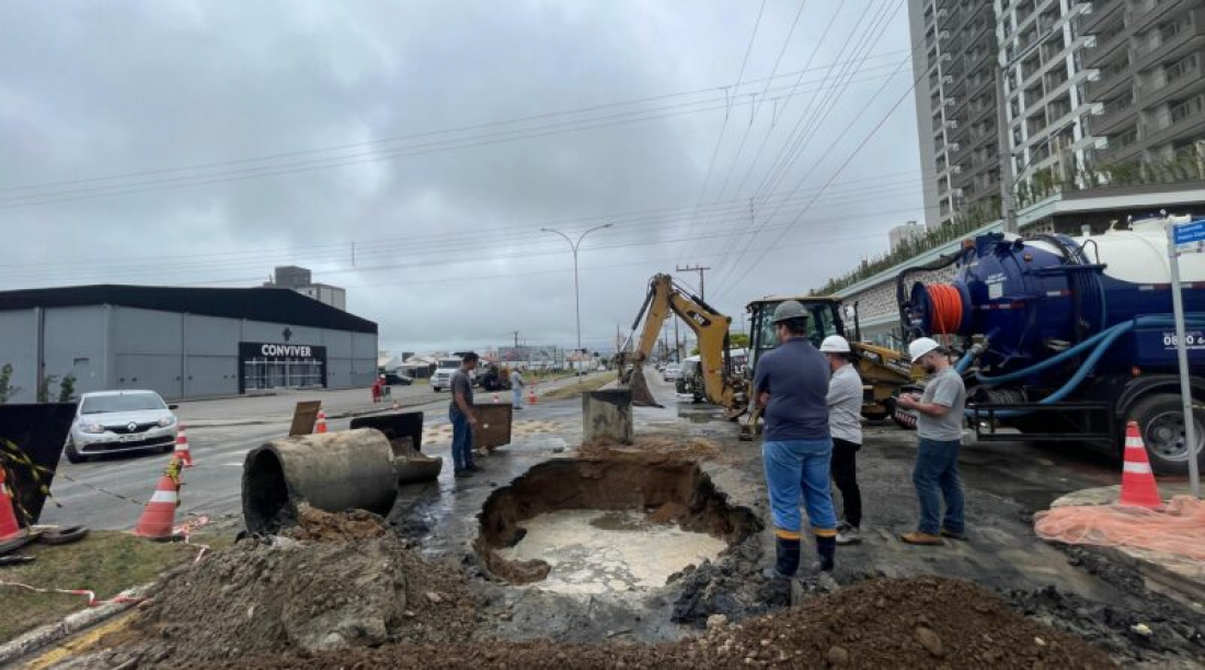 Trecho da Avenida Pedro Zapelini é interditado devido a rompimento na rede de água que gerou uma cratera