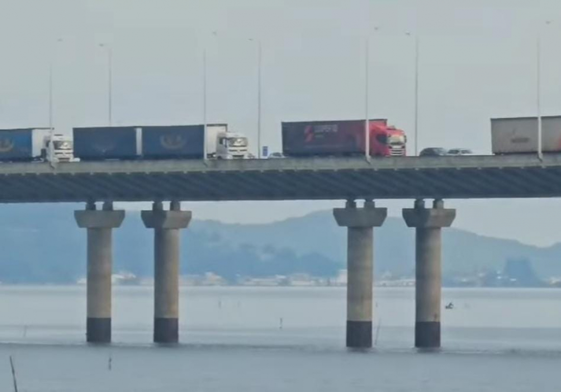 Colisão na BR-101 em Laguna deixa duas pessoas feridas na tarde deste sábado (18)