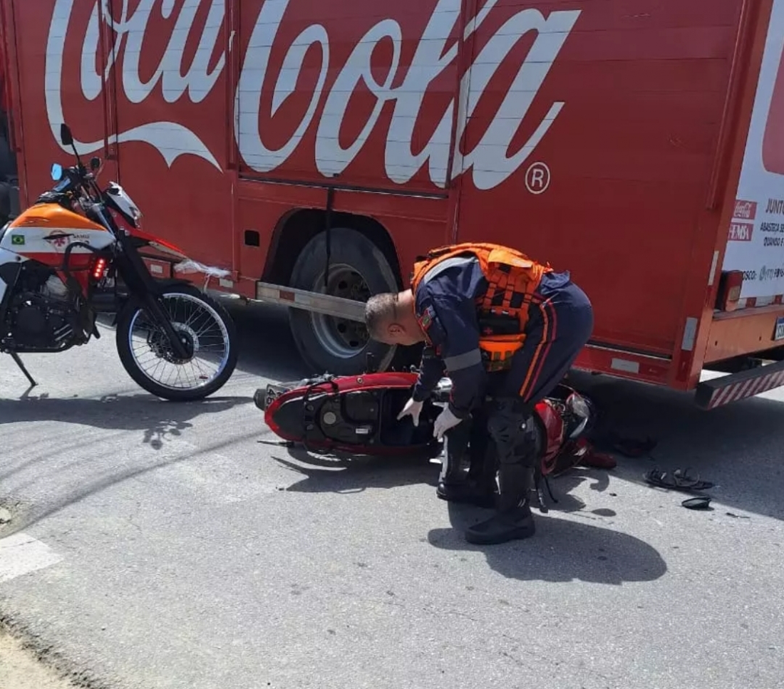 Jovem de 17 anos morre esmagado por caminhão ao colidir motocicleta que conduzia sem habilitação