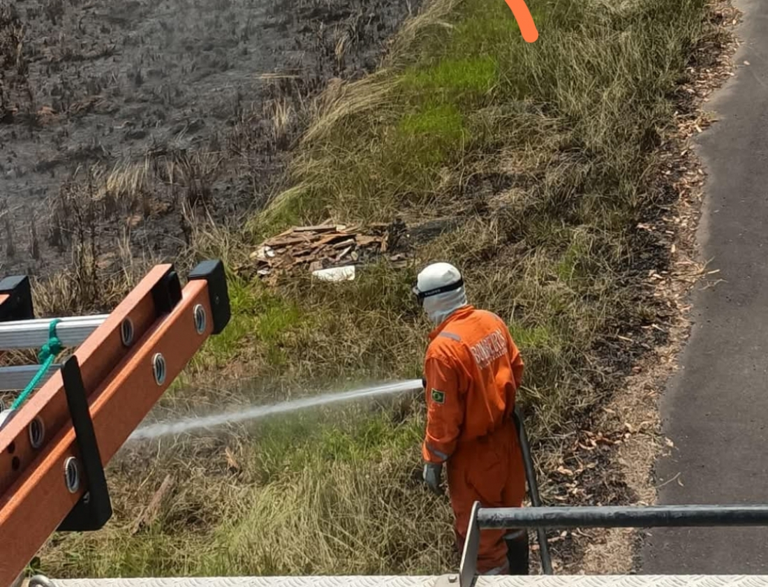 Incêndio em vegetação é registrado próximo ao aeroporto de Jaguaruna gerando fumaça na rodovia