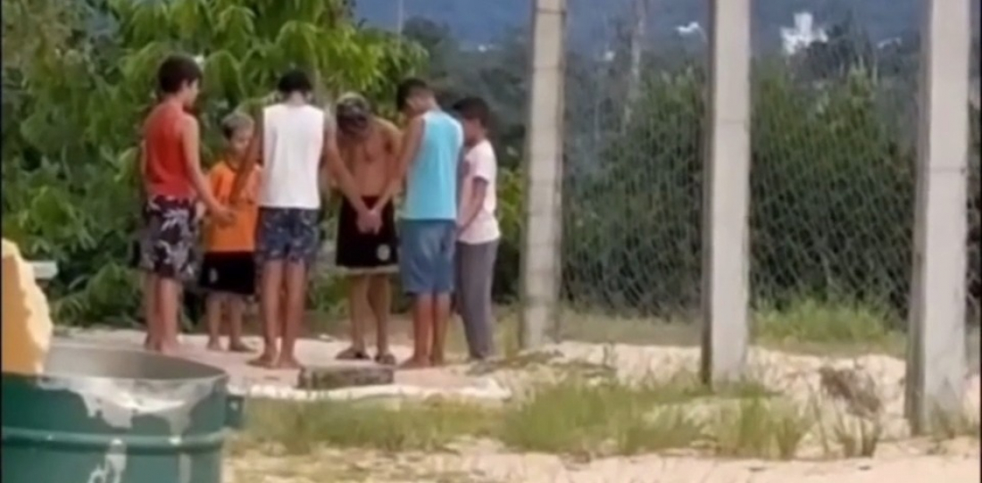 (VÍDEO) Crianças de Jaraguá do Sul se unem em oração por colega socorrido por bombeiros