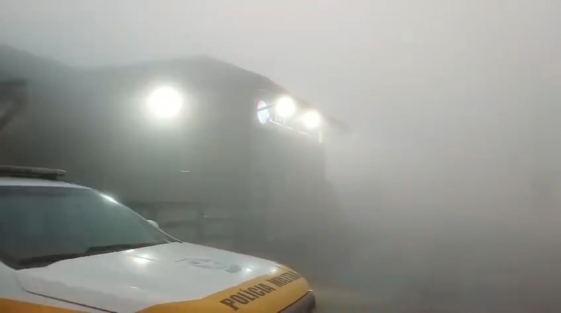(VÍDEO) Serra do Rio do Rastro é tomada por intensa neblina neste domingo