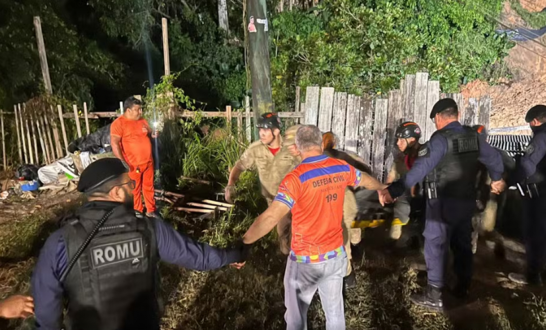 No país: corpos de pai e filha são encontrados abraçados após soterramento de casas em Manaus