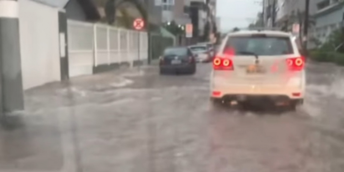 Chuvas fortes voltam a alagar ruas em Balneário Camboriú