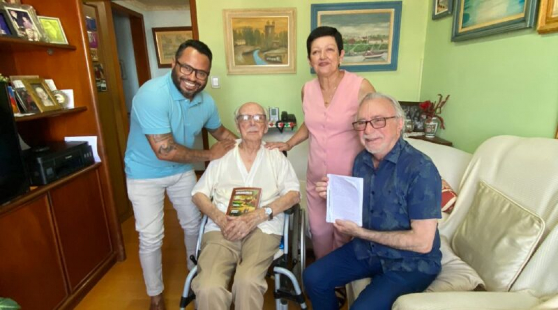 Escritor tubaronense, que é recordista como o mais idoso do mundo em atividade, recebe visita do diretor da Fundação de Cultura