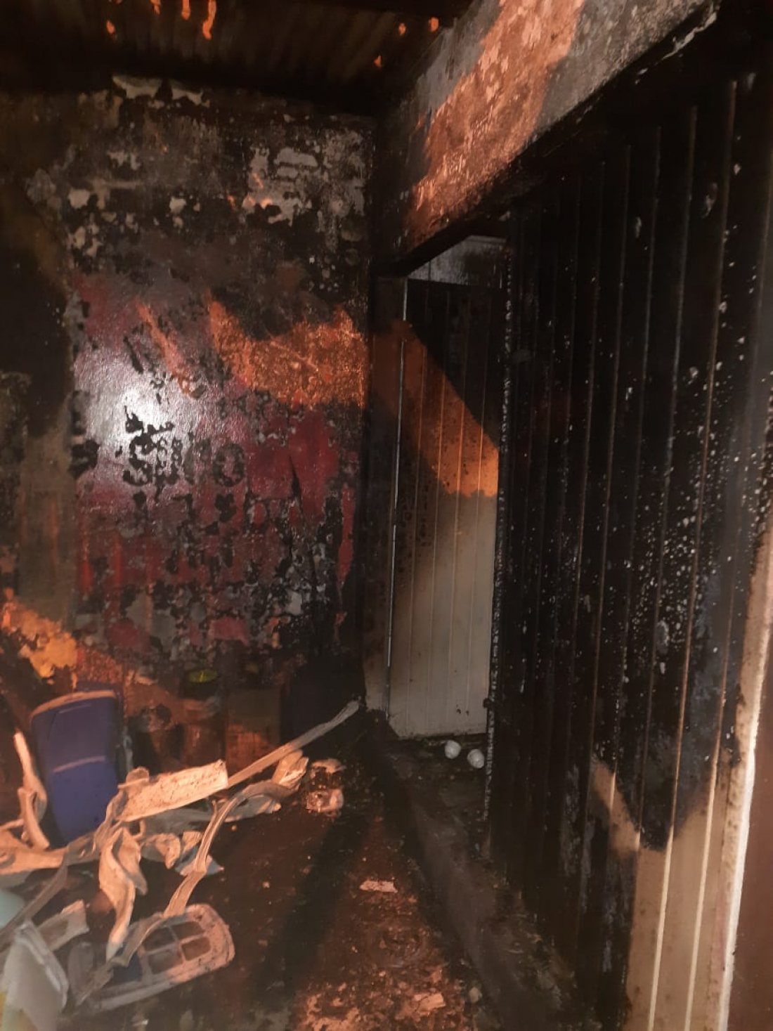 Fogareiro improvisado provoca incêndio em residência em Laguna