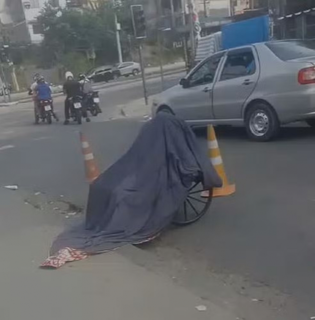 Brasil: homem carrega corpo de idosa de 100 anos em cadeira de rodas pelas ruas do RJ