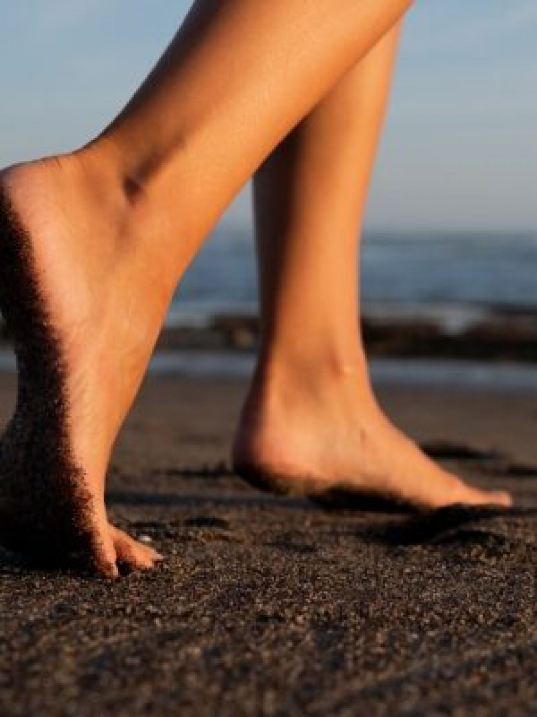A podóloga Francine orienta algumas medidas para mantar a saúde dos pés durante a estação