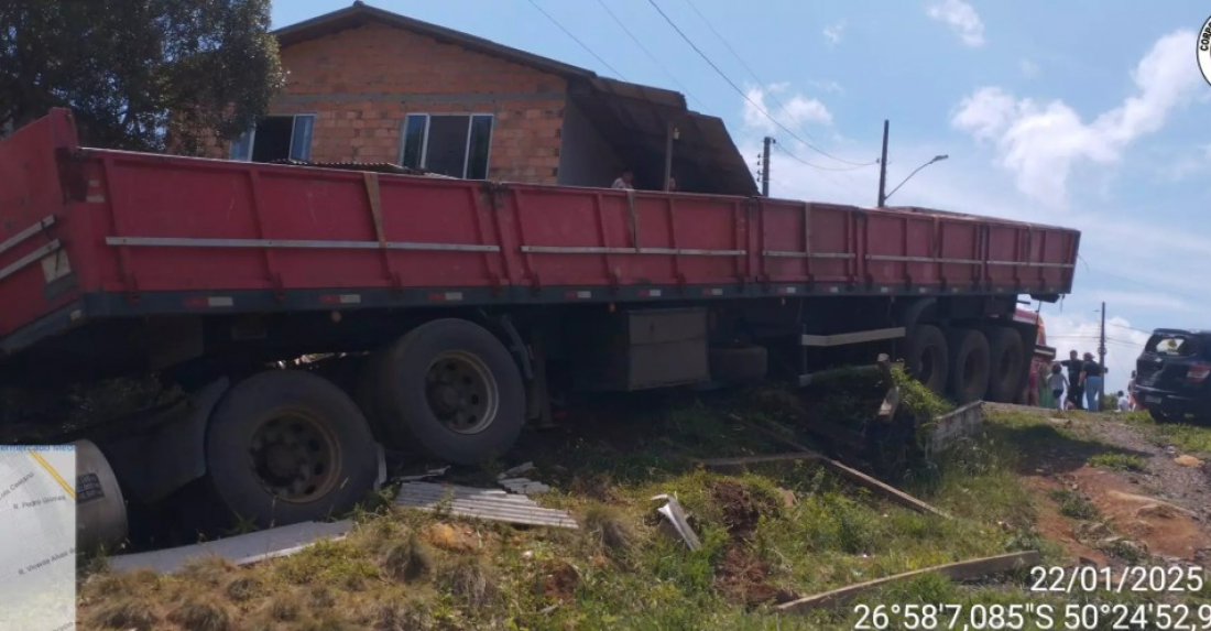 Caminhão desgovernado cai em ribanceira, atinge casa e atropela cachorro em SC
