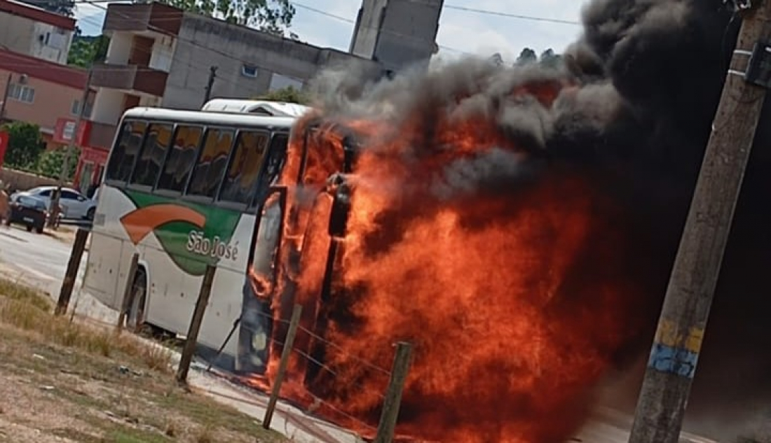 Ônibus pega fogo em Grão-Pará nesta quinta-feira (23)
