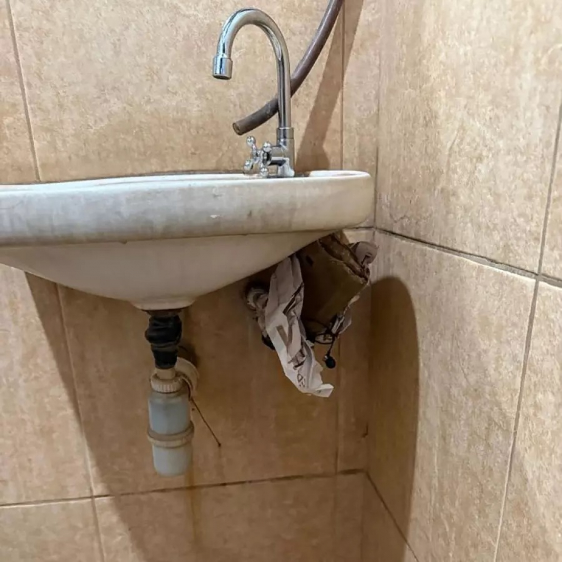 Mulher encontra celular com câmera ligada em banheiro de empresa