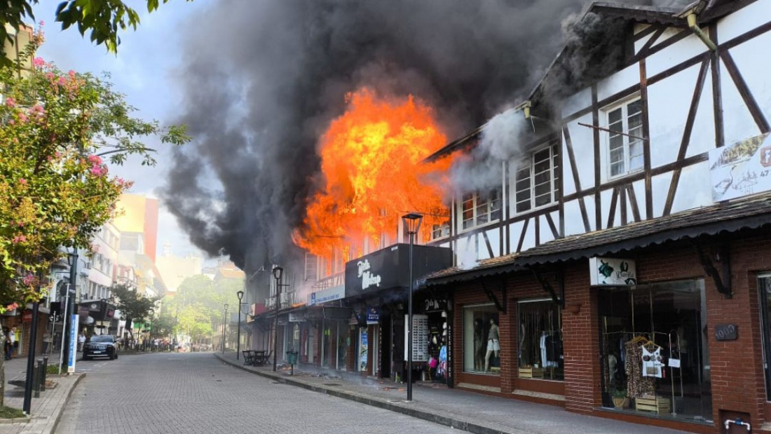 Incêndio de grandes proporções destrói prédio típico no Centro de Blumenau