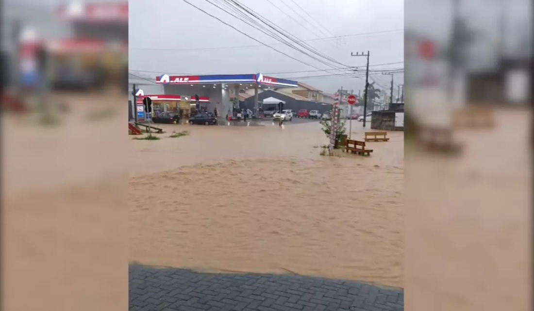 (VÍDEO) Palhoça registra volume de chuva equivalente a um mês em apenas uma hora e BR-101 fica alagada no Morro dos Cavalos