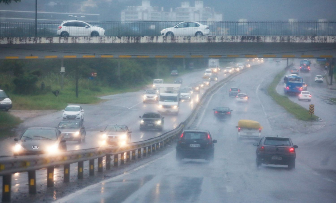 Chuva intensa provoca estragos em SC e tempo deve seguir instável neste sábado (25)