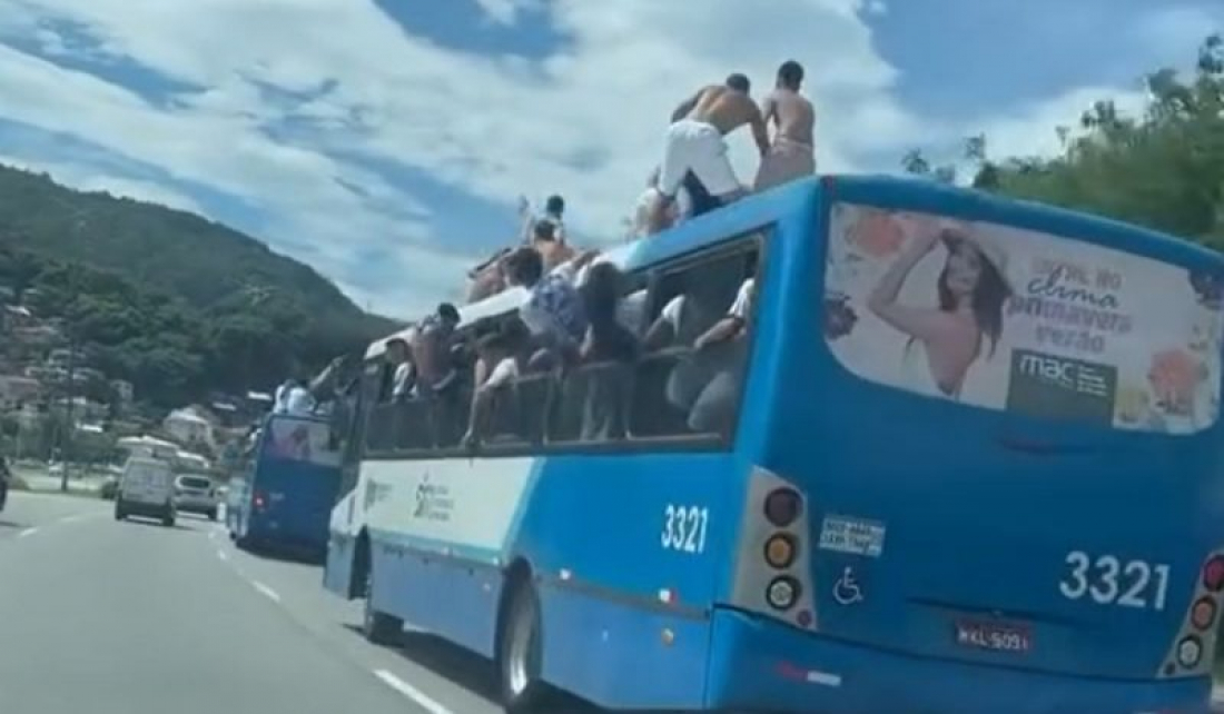 Torcedores sobem em ônibus a caminho do clássico na ressacada
