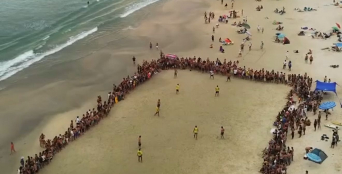 Argentinos e brasileiros se enfrentam em clássico de futebol na Praia do Rosa