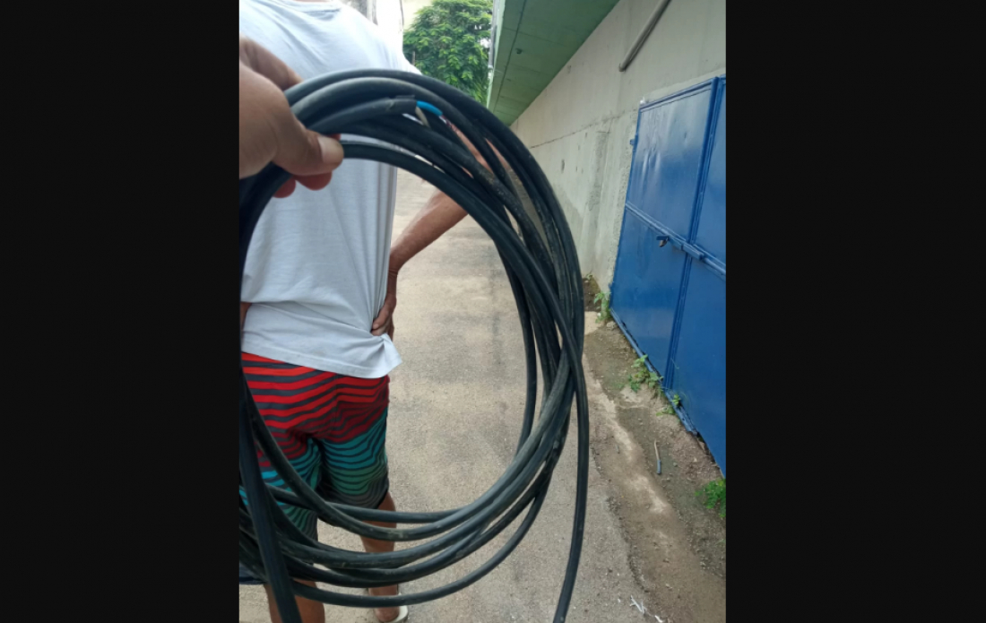 Furto de fiação deixa avenida sem iluminação em Laguna; autores não foram localizados
