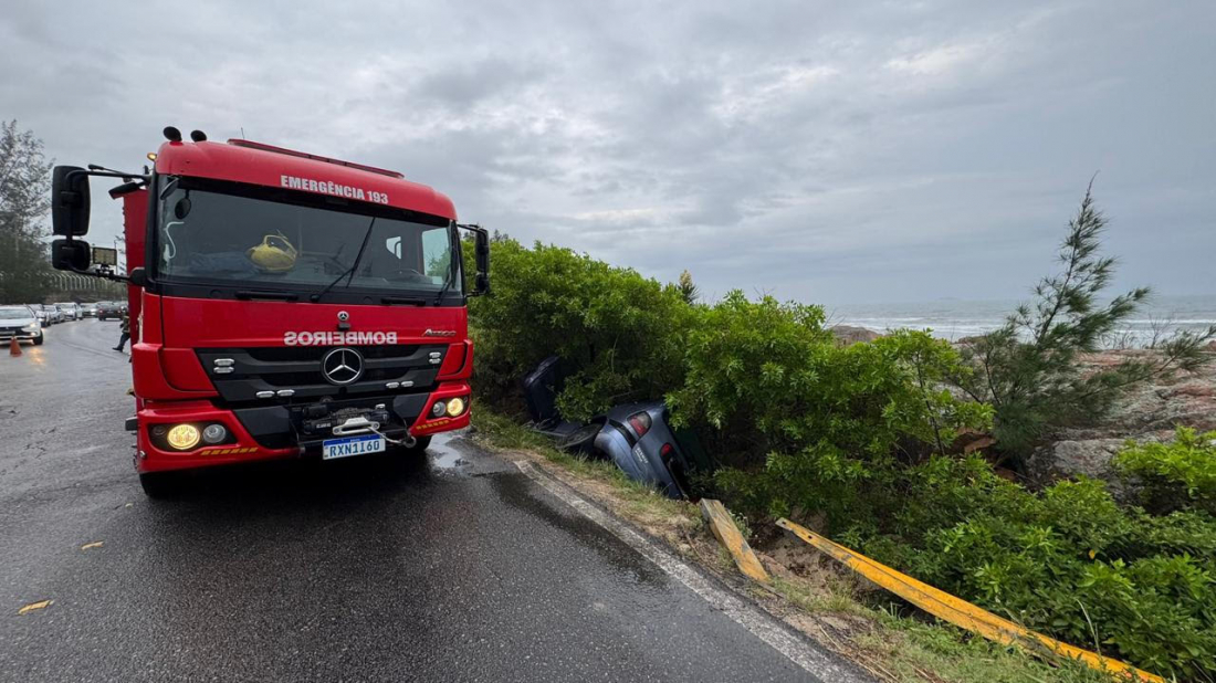 Capotamento na 'Curva do Iró' em Laguna deixa dois ocupantes feridos