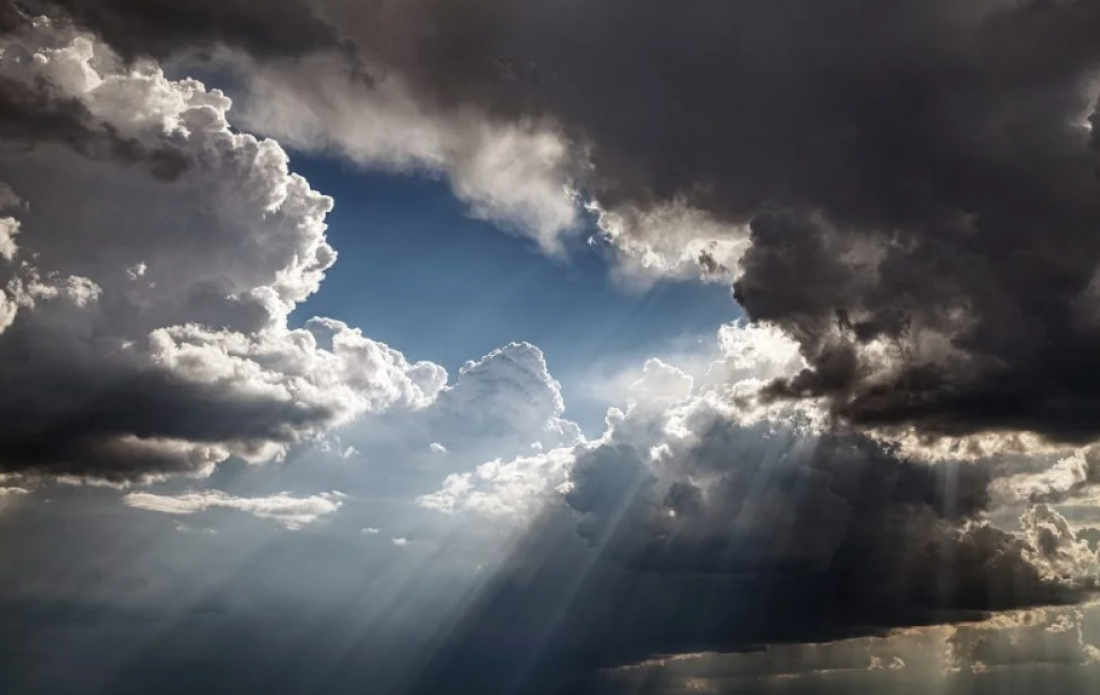 Semana começa com tempo abafado e pancadas de chuva em SC