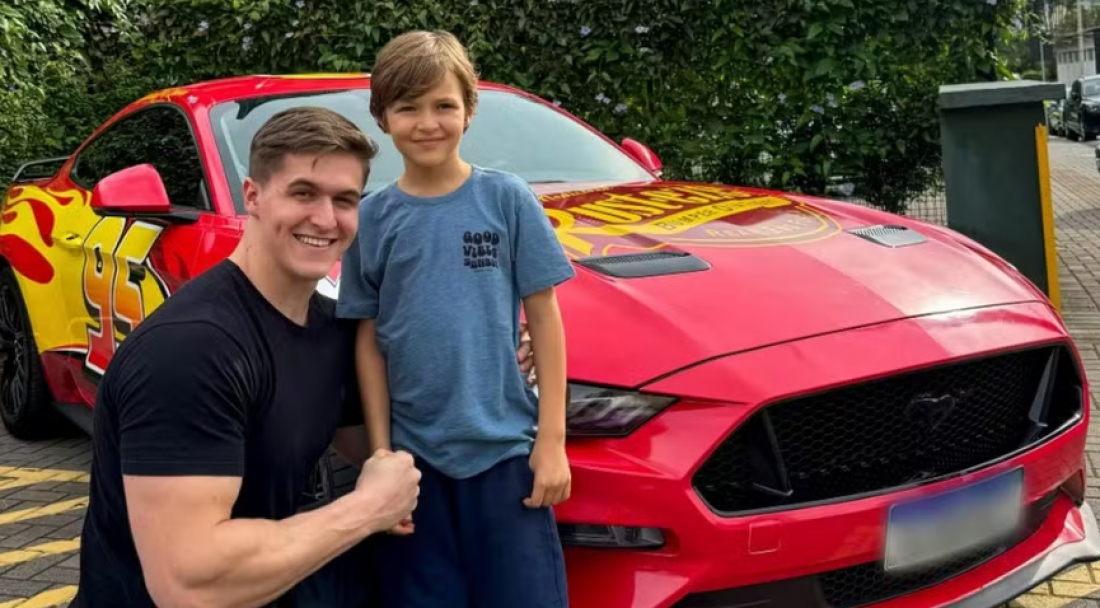 (Vídeo) Em SC: Jovem personaliza Mustang como personagem do filme 'Carros' e surpreende irmão