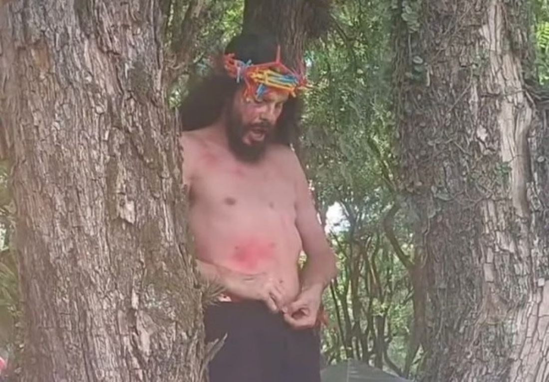 Jesus de fio-dental gera revolta e faz universidade ser cobrada 