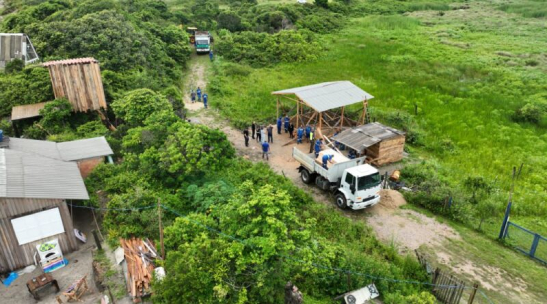 Forças de Segurança realizam operação para demolir construções irregulares em área de proteção ambiental de Imbituba