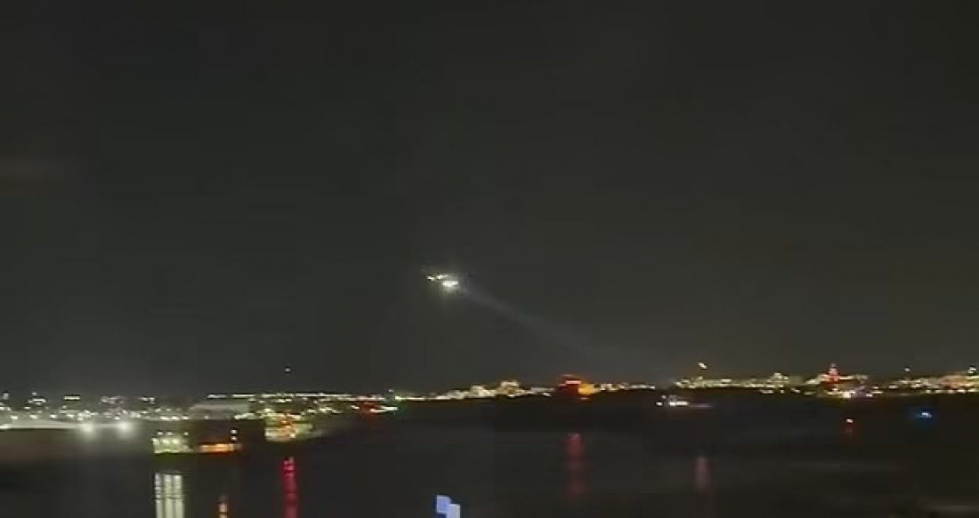 Avião com cerca de 60 passageiros cai após possível colisão com helicóptero nos EUA