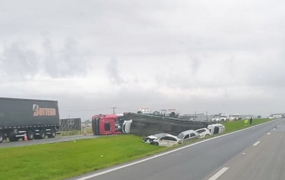 (Vídeo) Caminhão-cegonha carregado de veículos tomba na BR-101 em Sangão e causa lentidão no trânsito