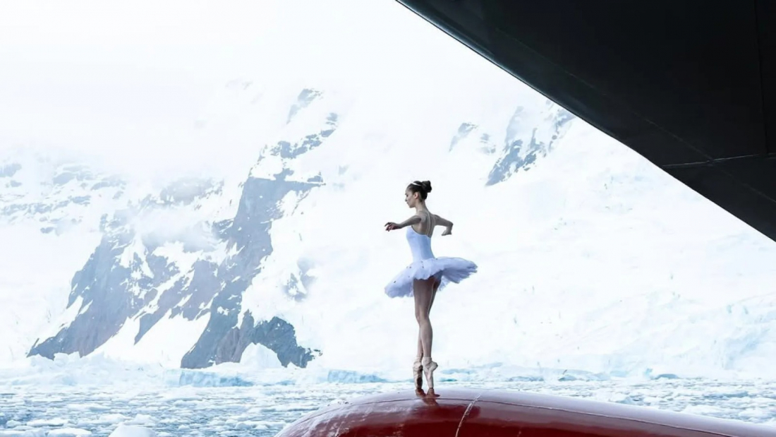 Bailarina francesa dança em proa de navio durante viagem pela Antártida