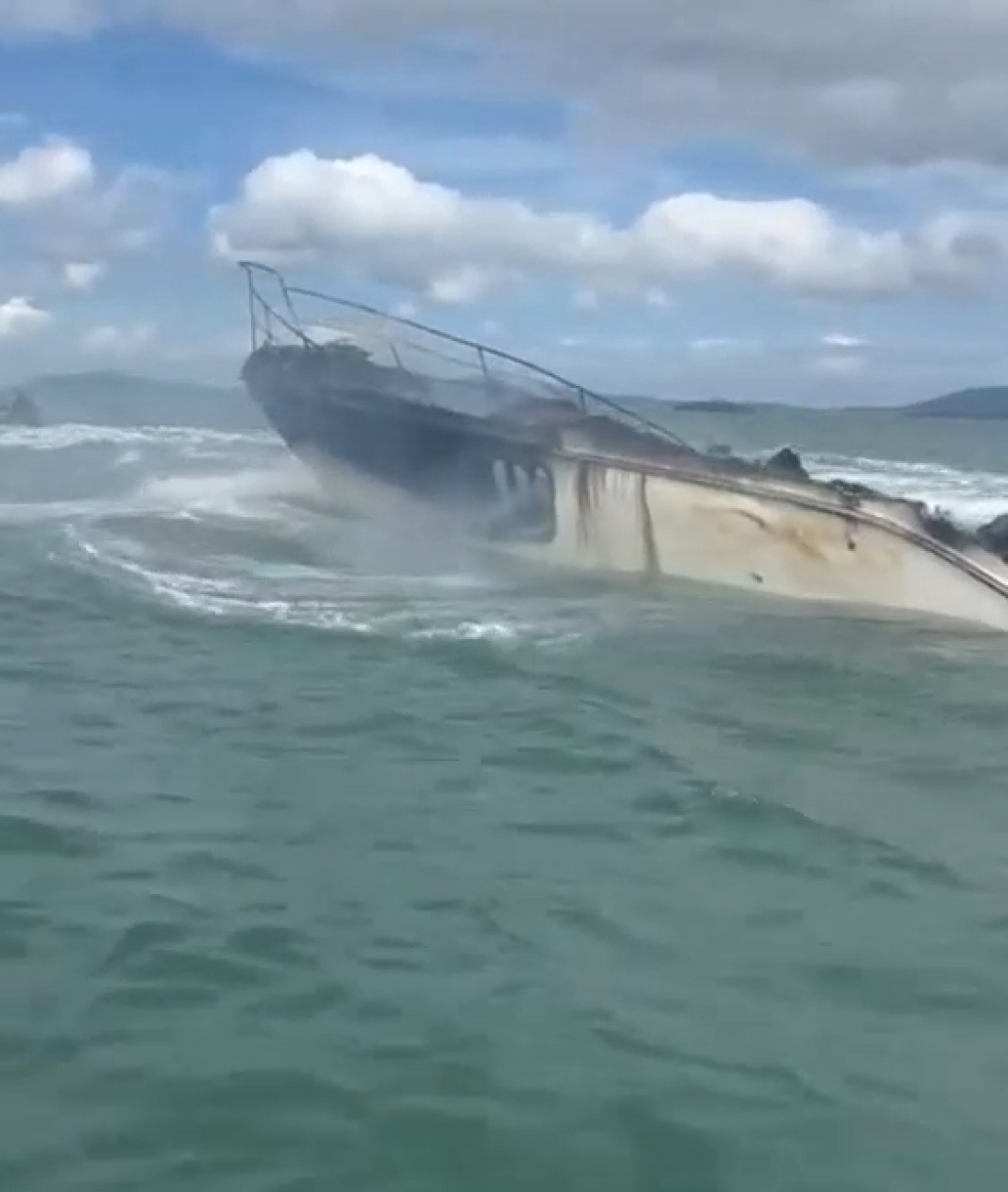Quatro pessoas são resgatadas de lancha que pegou fogo em alto-mar em SC