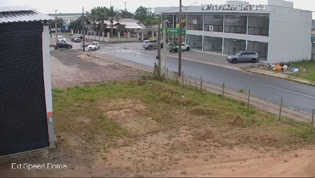 Imprudência: motociclista fica gravemente ferido após avançar sinalização de 'Pare' e colidir com veículo no acesso norte de Tubarão