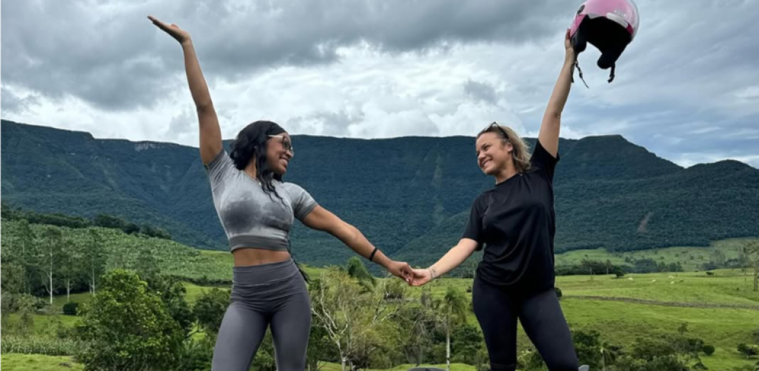 Medalhista olímpica Rebeca Andrade faz viagem turística a Praia Grande, em SC