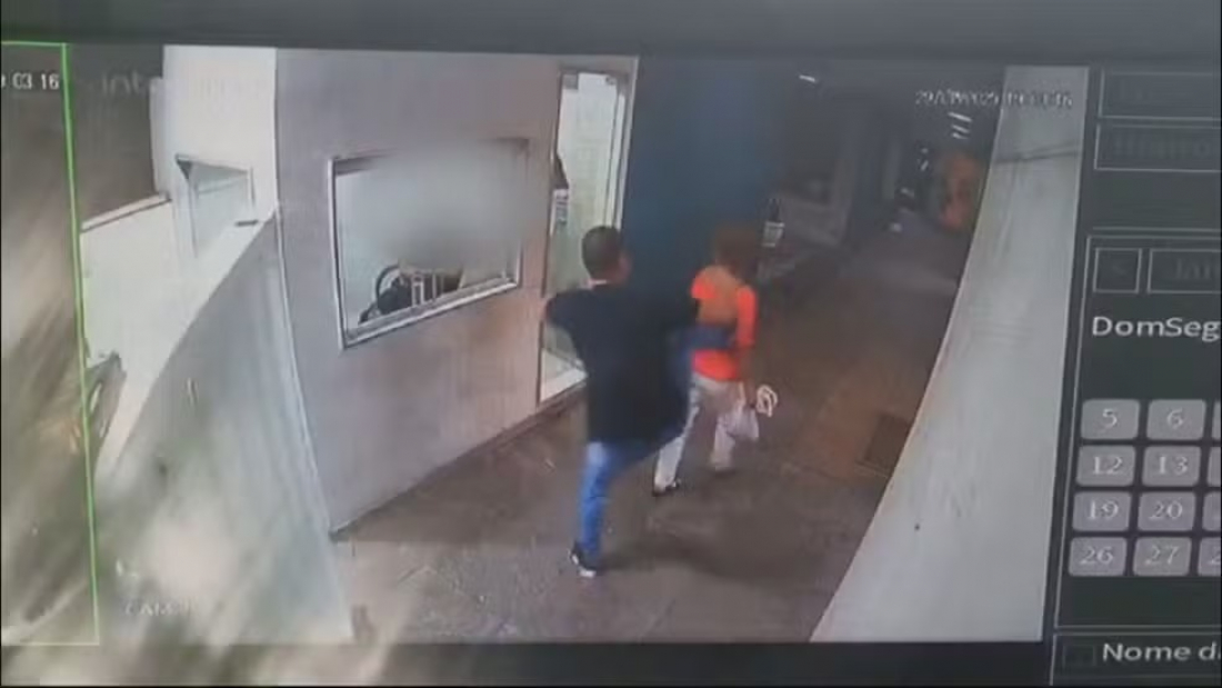 Idosa leva chute de motorista de aplicativo em Copacabana após comer biscoito no carro