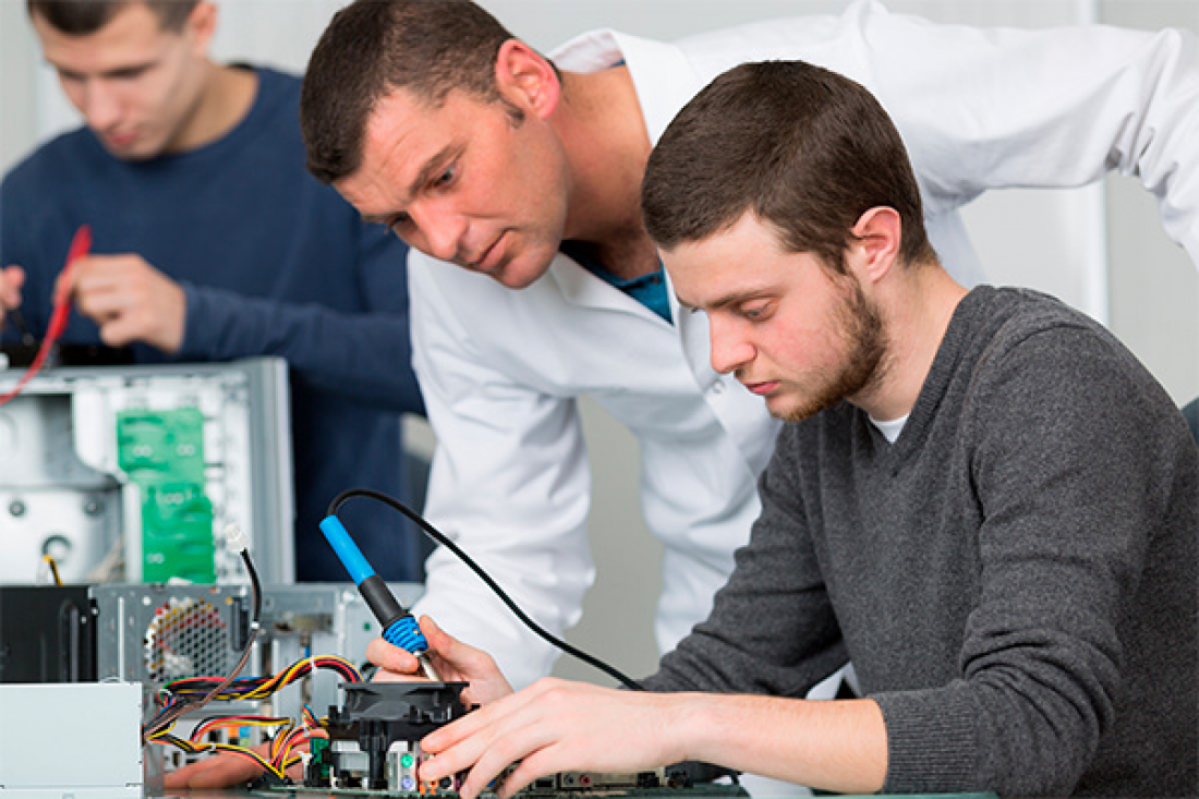 EJA do SESI oferece Ensino Fundamental e Médio com curso profissionalizante