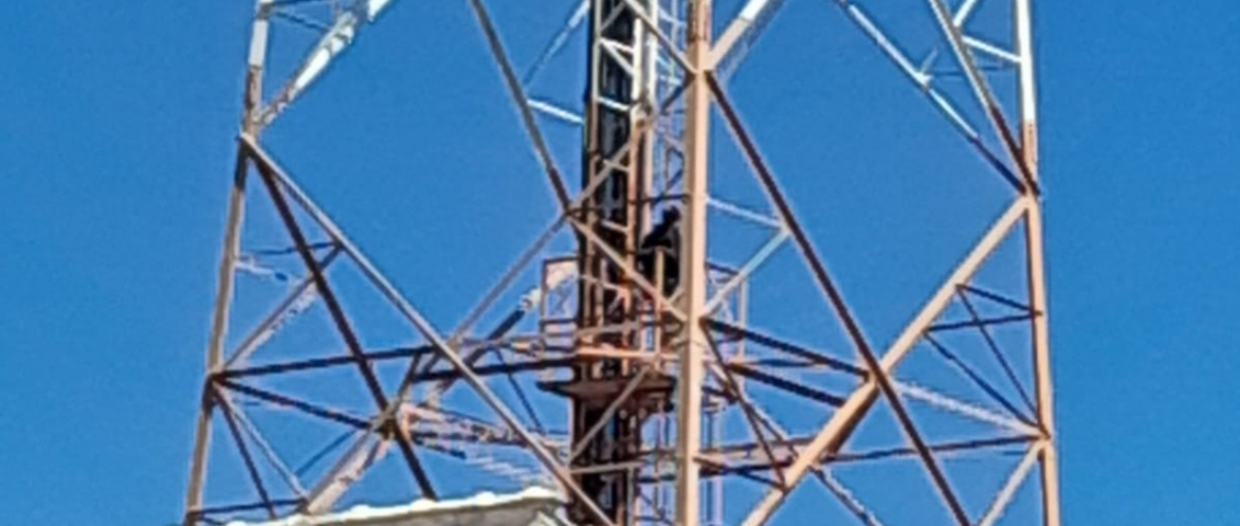 Jovem sobe em antena de telefonia após discussão com a namorada em Jaguaruna