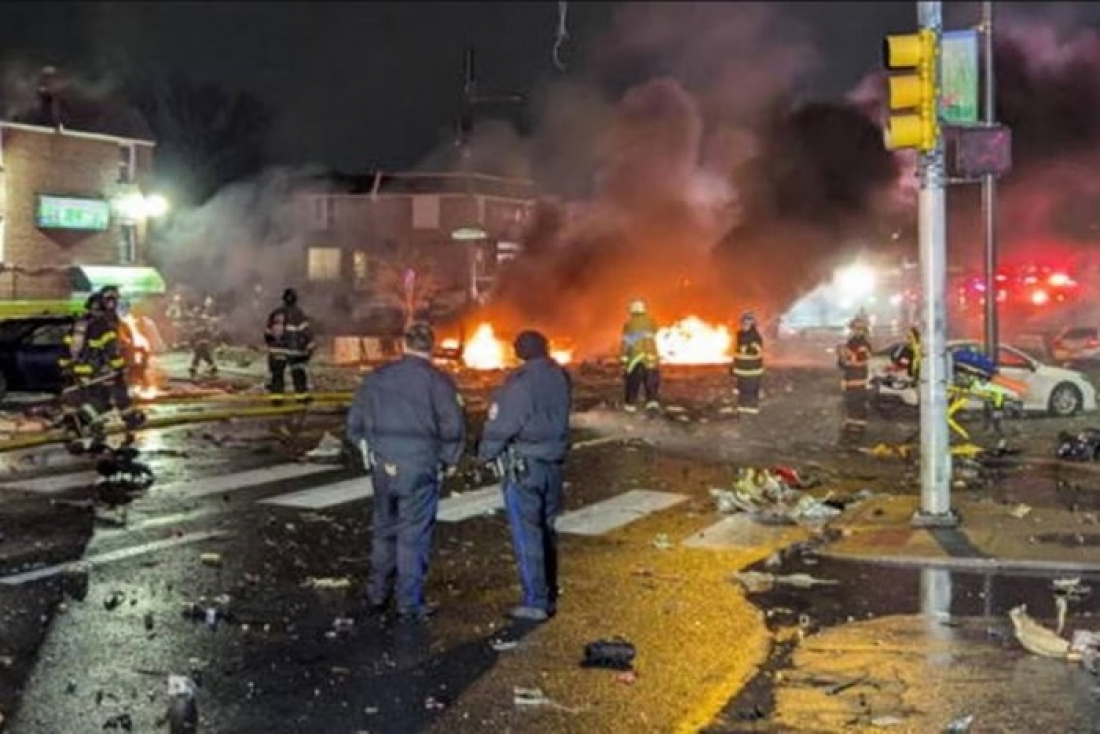 Avião cai perto de shopping na Filadélfia e causa incêndio em casas