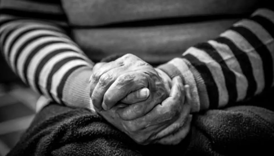 Idosa é agredida por homem encapuzado durante assalto em residência no bairro Humaitá, em Tubarão