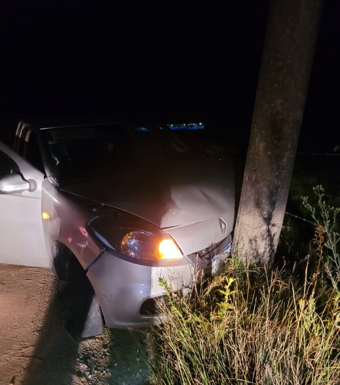 Colisão contra poste deixa jovem ferida no bairro Retiro, em Jaguaruna