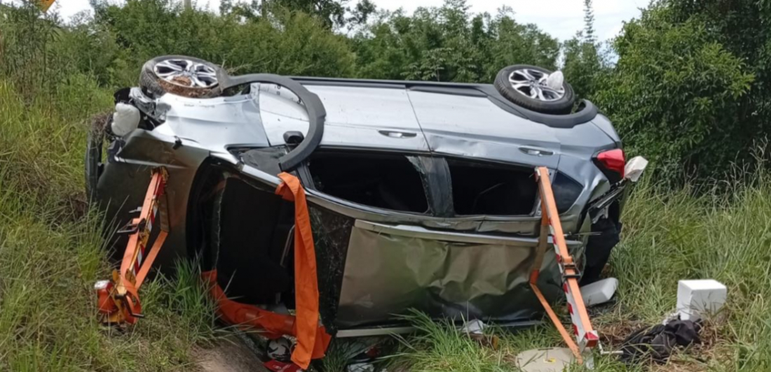 Condutor de 73 anos é resgatado após capotamento na BR-101 em Jaguaruna