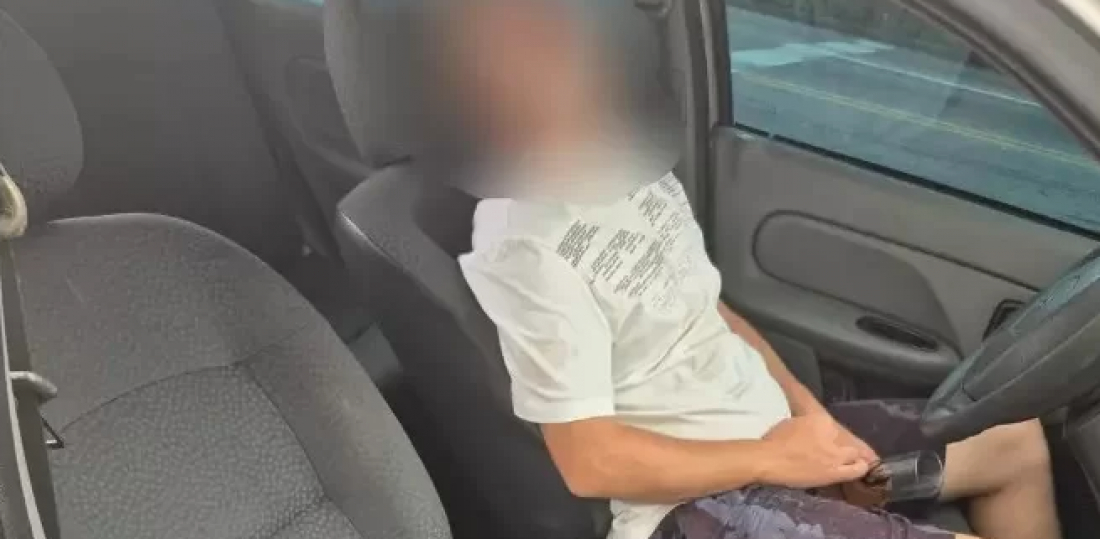 (Vídeo) Motorista é flagrado dormindo com carro ligado em cruzamento movimentado de Florianópolis