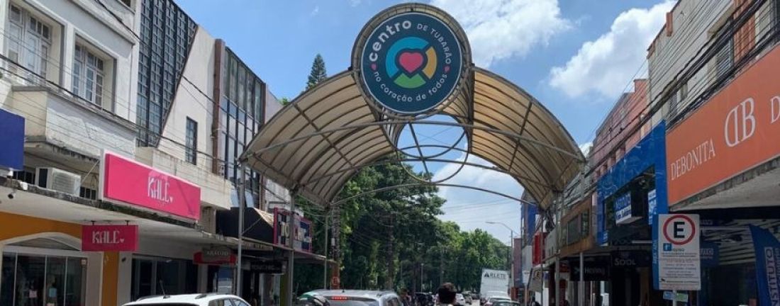 Centro de Tubarão começa a ganhar a identidade visual nos portais e pontes