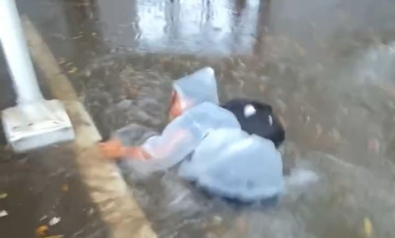 (VÍDEO) Amigas ficam ilhadas em cemitério após chuva e cena inusitada viraliza
