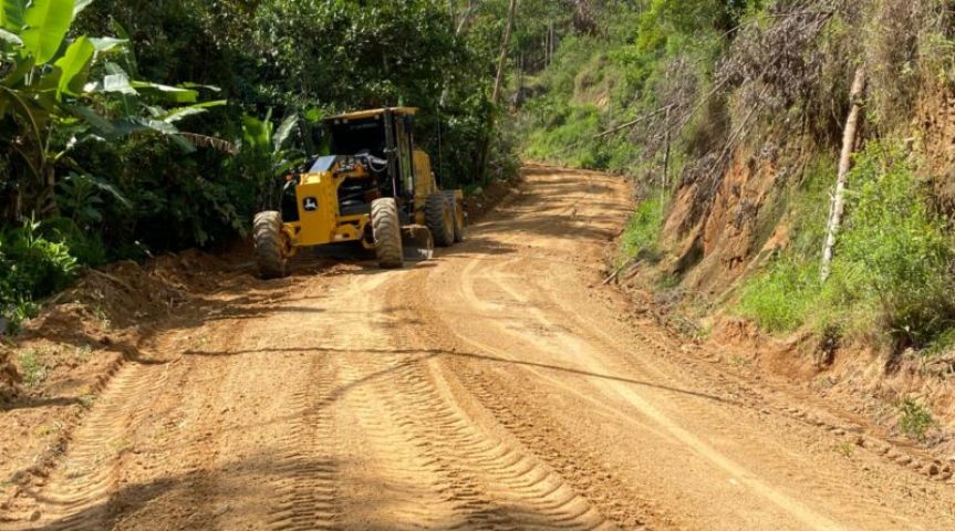 Estradas da Linha Mesquita passam por melhorias com patrolamento e lastreamento